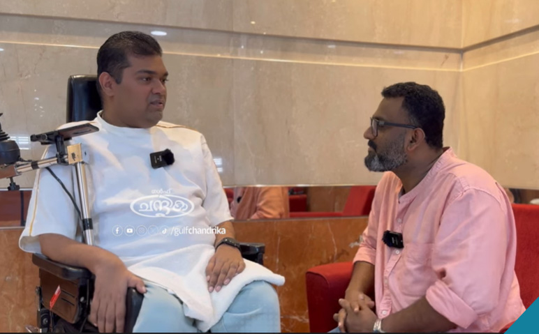 യൂസഫലിയെ-ചുണ്ടുകളാല്‍-ക്യാന്‍വാസില്‍-പകര്‍ത്തി-ജെസ്ഫര്‍